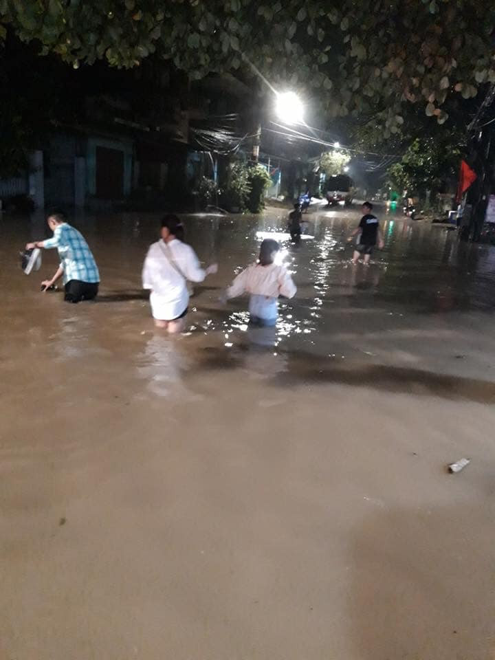 Nước ngập qua đầu gối.