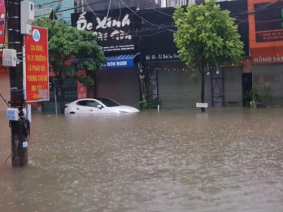 Do ảnh hưởng của rãnh áp thấp qua Bắc Bộ kết hợp với hội tụ gió trên cao nên cơn mưa lớn ở Thái Nguyên kèm theo sấm sét, lượng mưa bình quân trên 100mm.