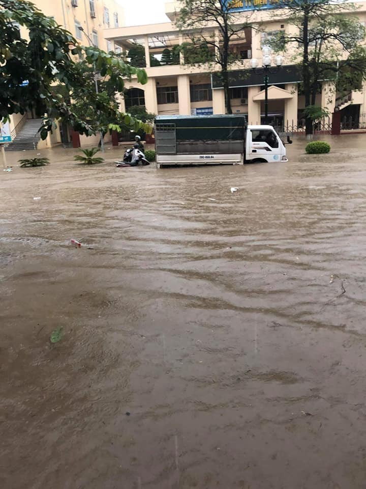 Phó Chánh Văn phòng HĐND-UBND TP Thái Nguyên, ông Trần Hoài Nam cho biết: "Mưa lớn khiến nhiều khu vực của TP bị mất điện. Hiện tại, lãnh đạo TP đang kiểm tra tình hình và thống kê thiệt hại".
