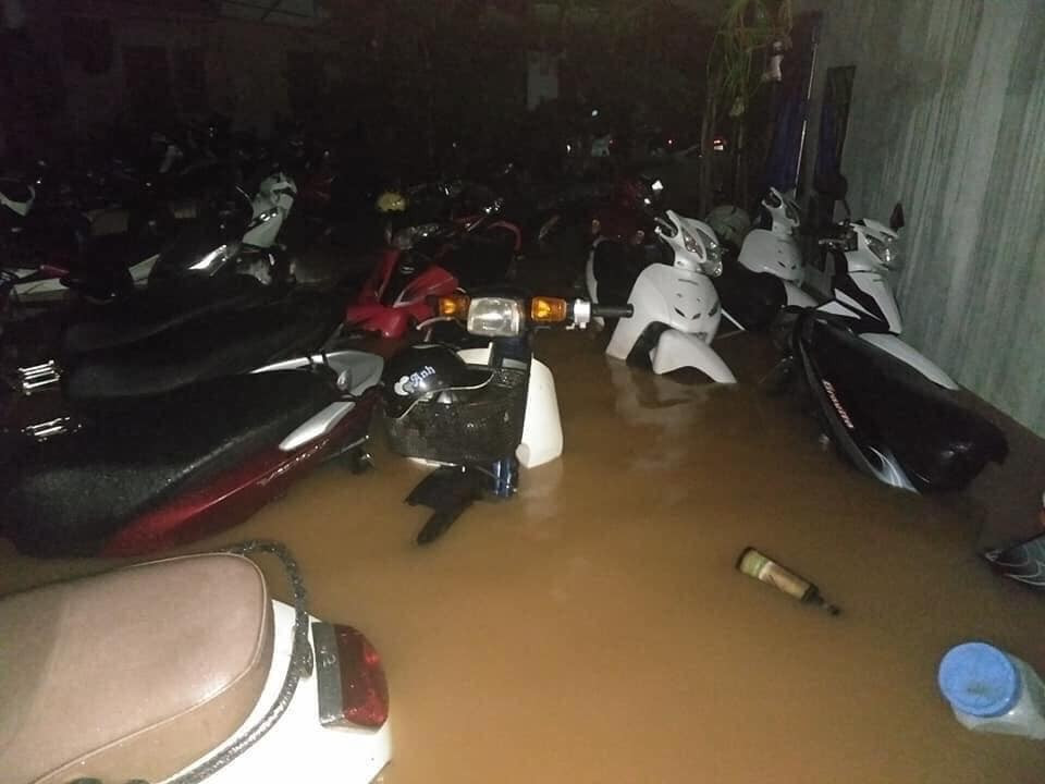 Không chỉ ô tô, xe máy trong hầm để xe cũng chịu chung số phận.