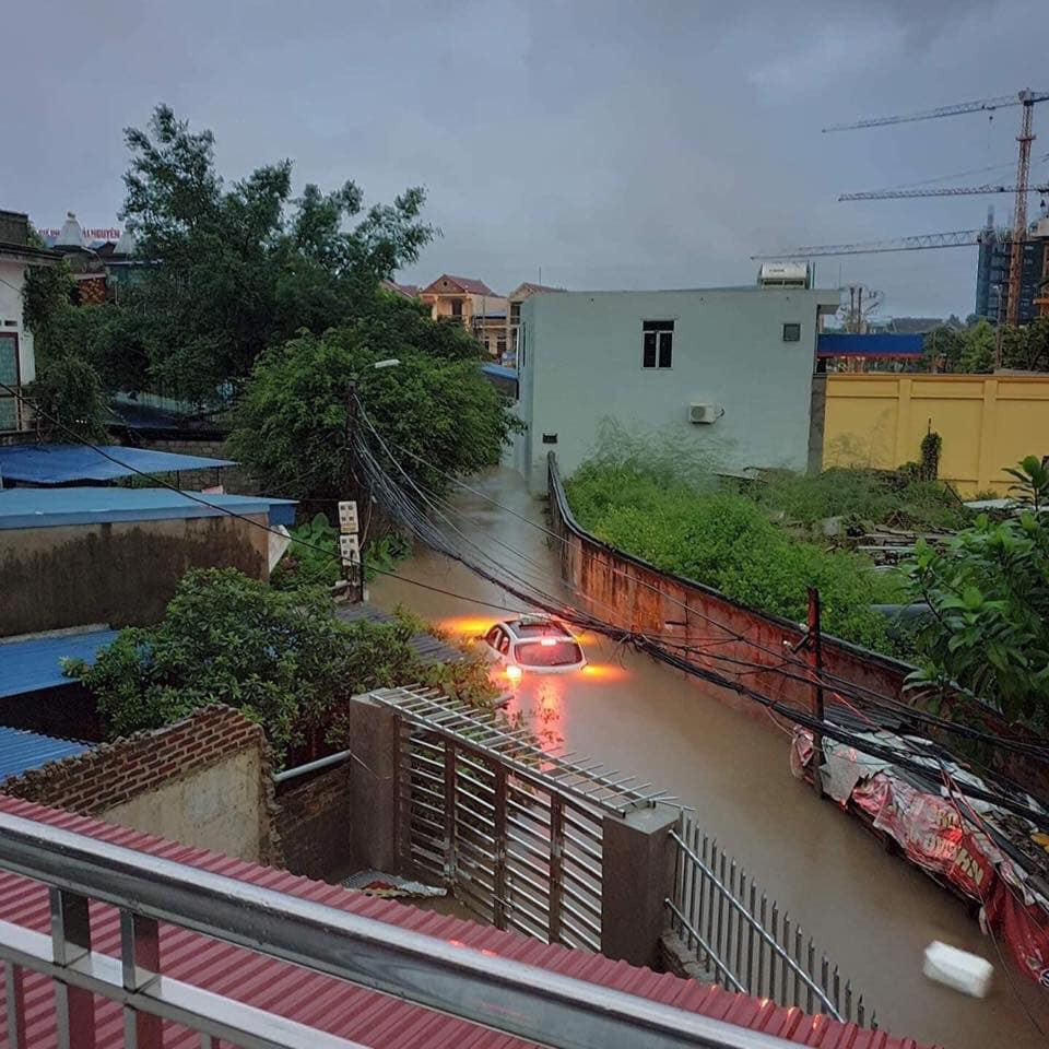 Ô tô di chuyển khó khăn.