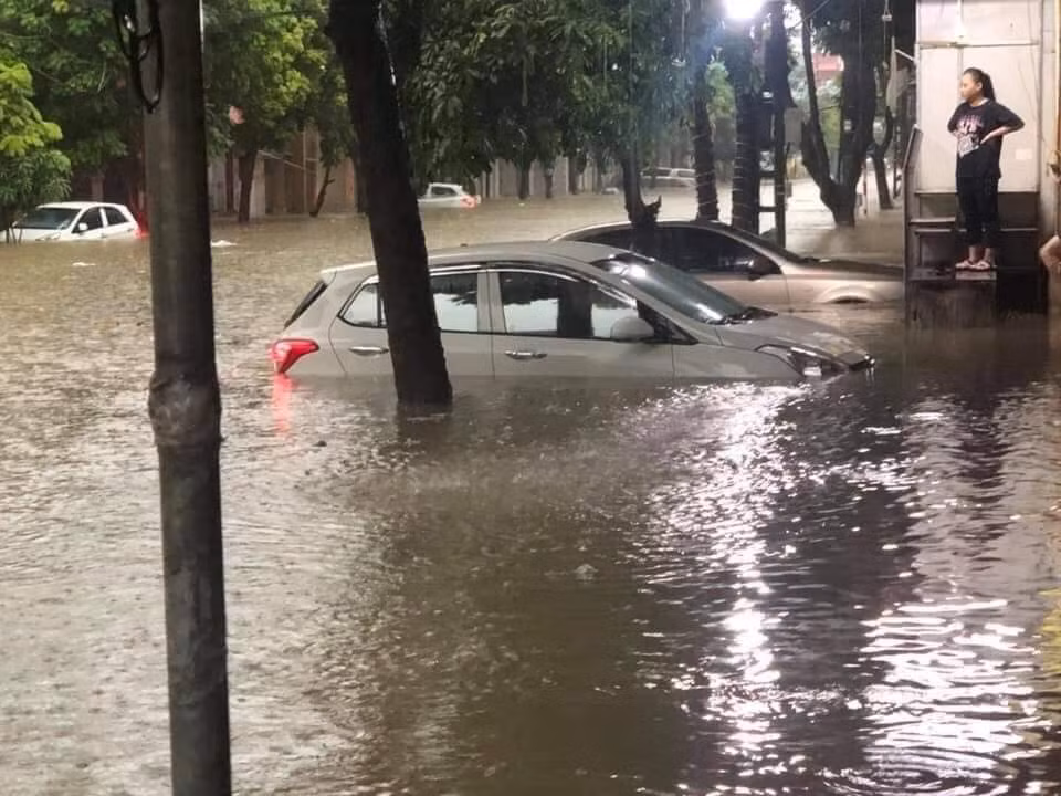 Sáng nay 10/9 nhiều người đã phải nghỉ việc vì không thể ra khỏi nhà. Xe máy thì bị ngập tới yên xe, ô tô ngập ngang cửa kính.