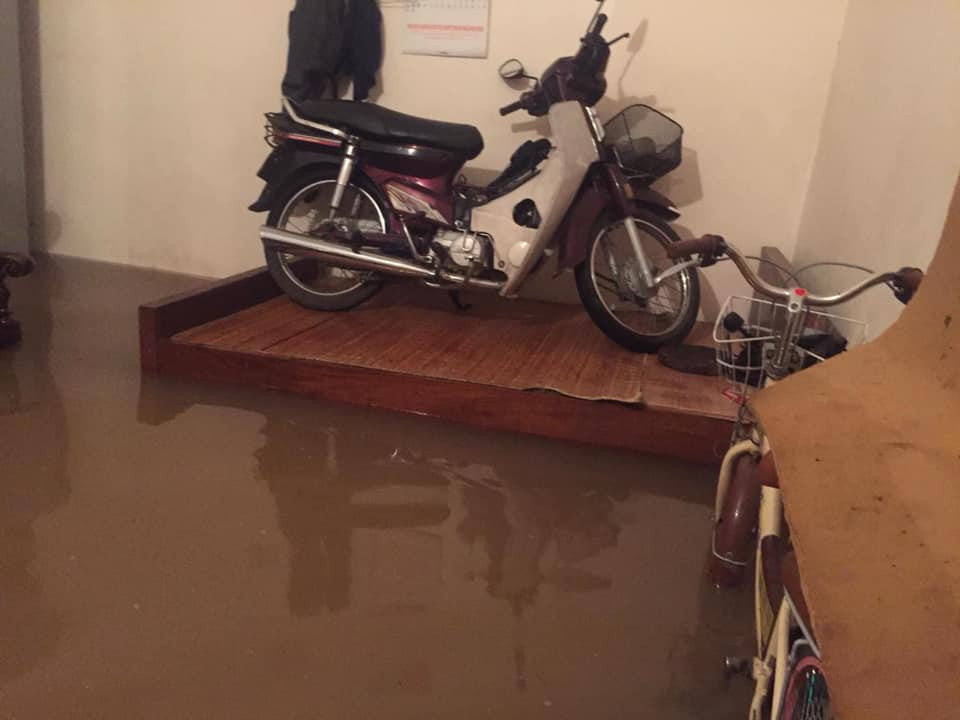 Người dân phải để xe lên giường để tránh bị hỏng hóc.