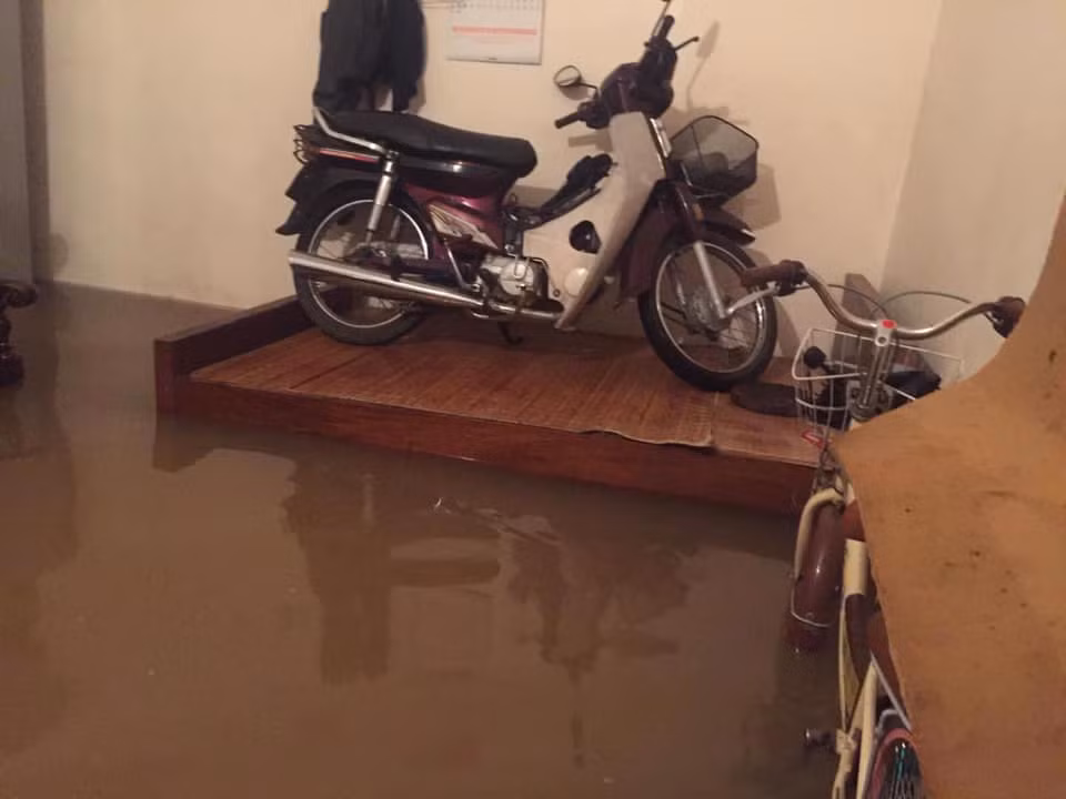 Người dân phải để xe lên giường để tránh bị hỏng hóc.