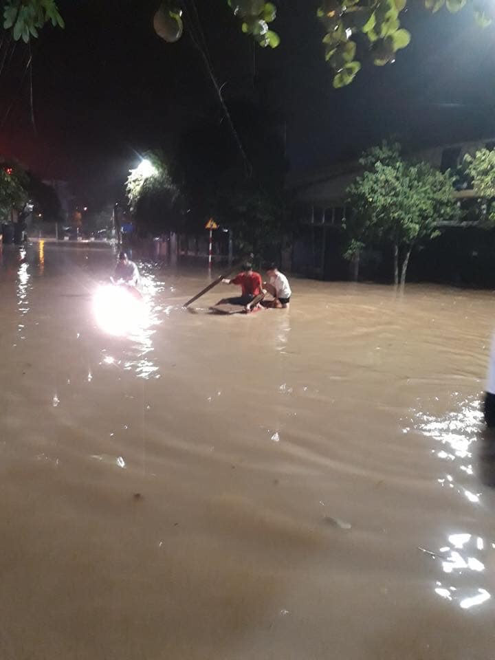 Nước mênh mông trên nhiều tuyến đường ở TP Thái Nguyên.