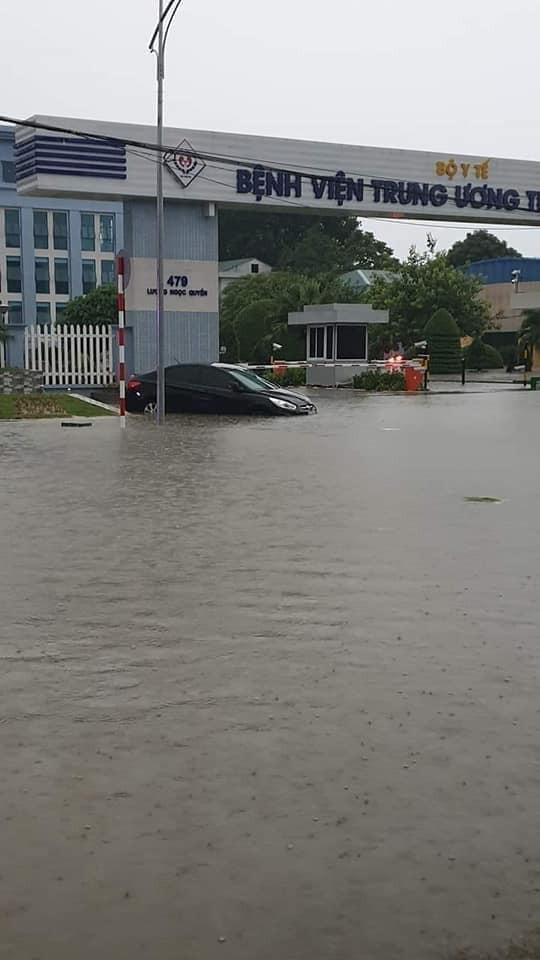 Một chiếc ô tô bị ngập trên phố Lương Ngọc Quyến.