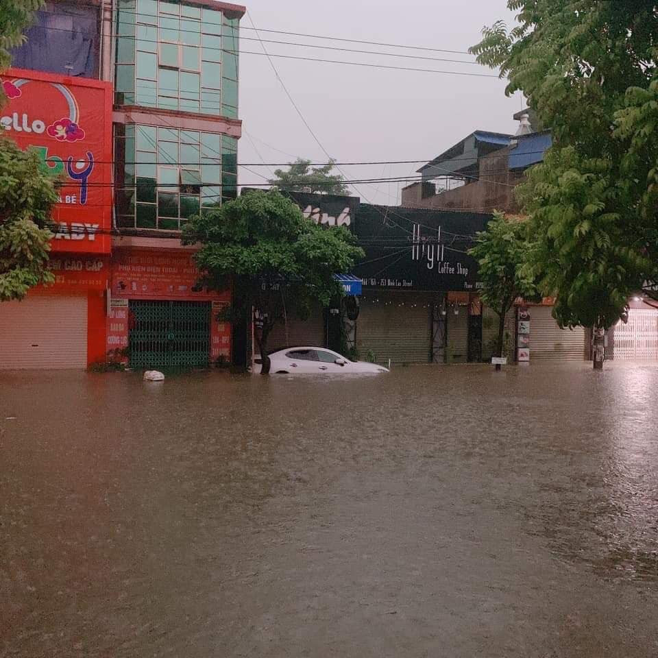 Nhiều tuyến đường ở TP Thái Nguyên như Hoàng Văn Thụ, Lương Ngọc Quyến, Phủ Liễn, Quang Trung… bị ngập úng cục bộ, nhiều nơi mực nước trên đường cao từ 50 - 60cm khiến nhiều xe ô tô bạc tỷ ngập sâu dưới nước.