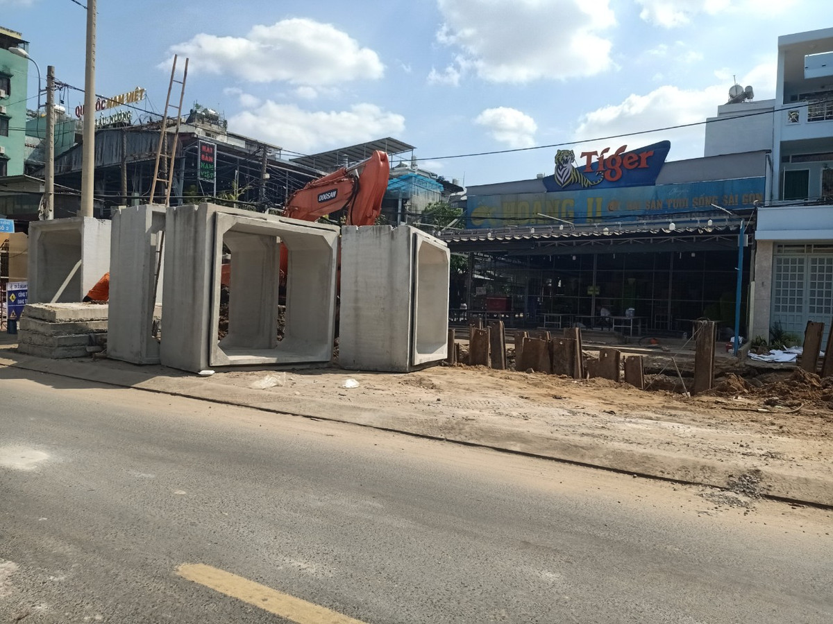 TP. HCM: Don vi nao dang thi cong duong Duong Quang Ham mo rong?-Hinh-6