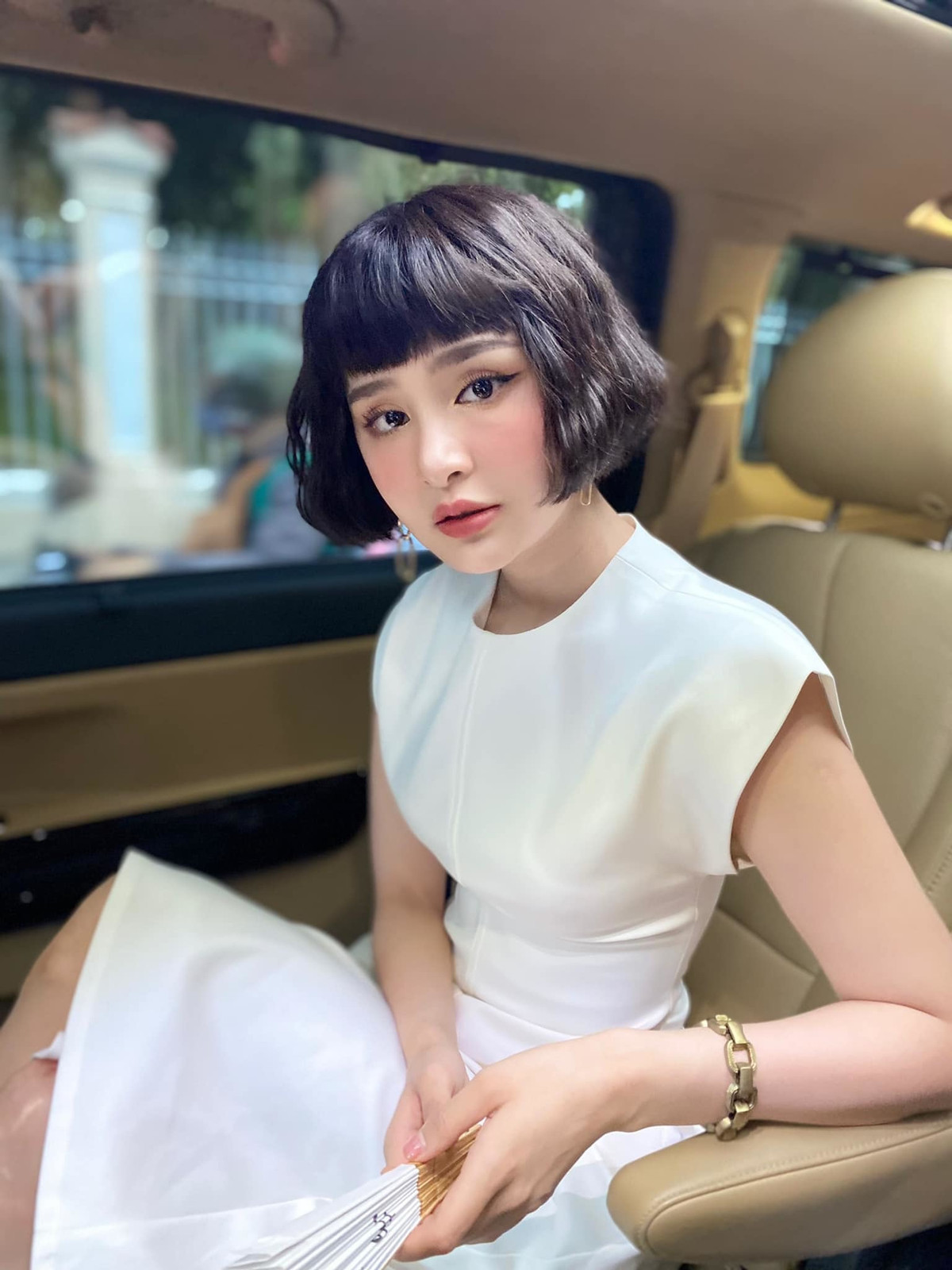 "Đô rê mi pha son la si mê kiểu tóc này quá", Hiền Hồ khoe tóc mới vô cùng xinh đẹp.