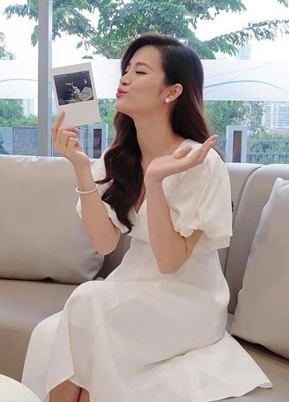 Đông Nhi khoe ảnh siêu âm và thể hiện kiến thức vững vàng khi sắp làm mẹ.
