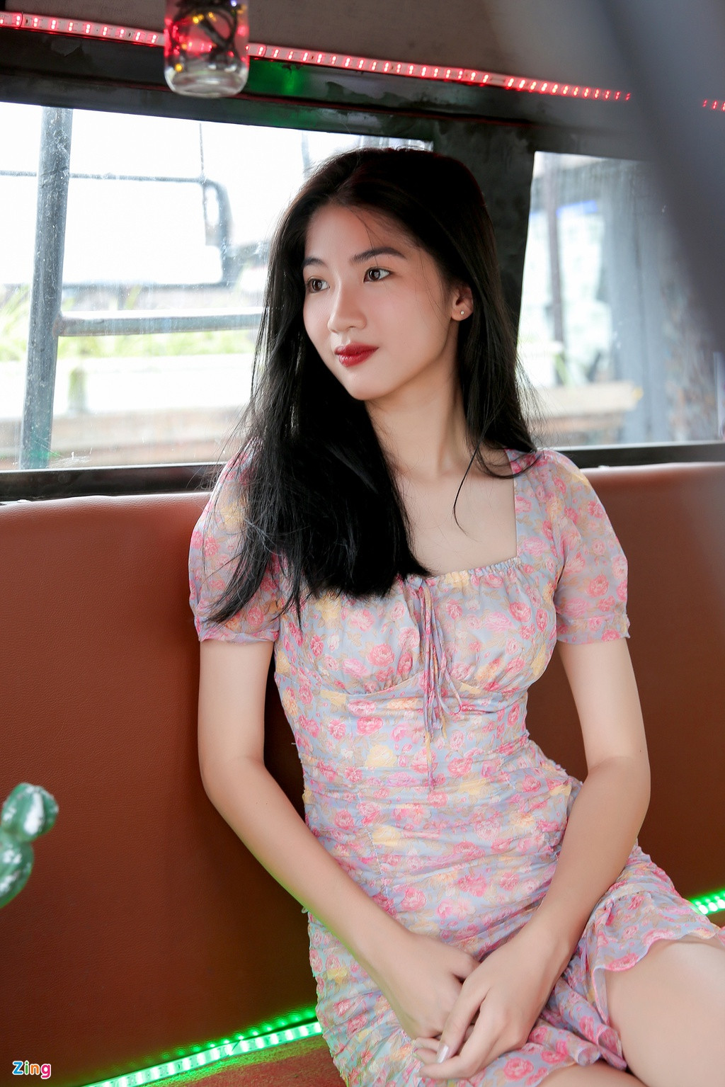 Chia sẻ với Zing, Hà Thi cho hay ban đầu cô về nước do ảnh hưởng của dịch bệnh. Sau đó, cô quyết định học online thêm một năm để dự thi hoa hậu. Lựa chọn này được gia đình, người thân ủng hộ.