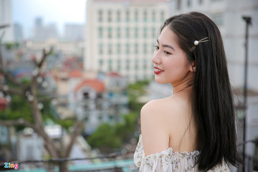 Khi được hỏi về các thí sinh 10X dự thi lần này, Hà Thi đánh giá có nhiều ứng viên mạnh, vừa xinh đẹp, học giỏi, năng động.