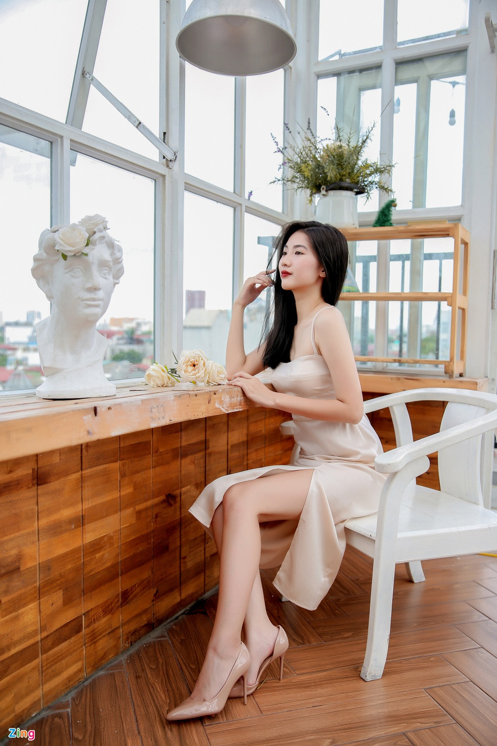 Trước khi sang Hà Lan, Hà Thi là học sinh trường THPT chuyên Hà Nội - Amsterdam. Cô đạt học lực giỏi 12 năm, từng đoạt giải ba trong kỳ thi học sinh giỏi quốc gia môn Lịch sử, đạt IELTS 7.0.