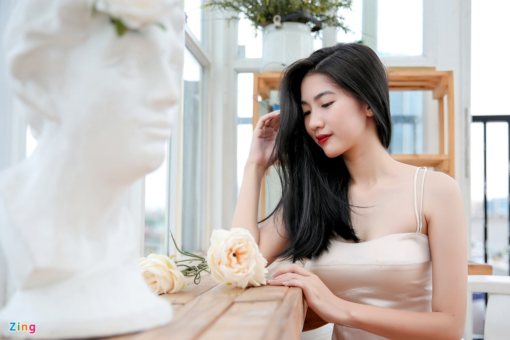 Nói về những ưu và khuyết điểm, cô gái 19 tuổi bộc bạch: "Tôi nghĩ điểm mạnh của mình là kỹ năng thuyết trình và ứng xử. Chuyên ngành truyền thông mà tôi đang theo học mang đến cho tôi sự tự tin nhất định. Còn điểm yếu là tôi chưa có kinh nghiệm về mẫu ảnh, thời trang. Sắp tới, tôi cần dành nhiều thời gian hơn để luyện kỹ năng trình diễn trên sân khấu, tạo dáng trước ống kính".