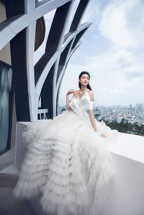 Trong bộ ảnh mới, nàng hậu gốc Cao Bằng trở thành nàng thơ của NTK Lê Ngọc Lâm qua bộ sưu tập váy cưới mới nhất mang tên “I’m Yours”.