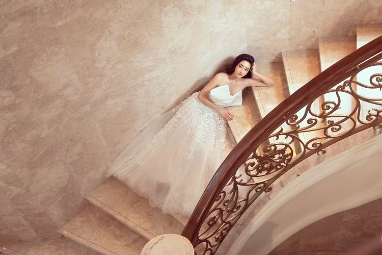 Theo thông tin công bố trước đó, Lương Thùy Linh sẽ chính thức trở thành Host của phần thi Người đẹp Nhân ái và Head to Head Challenge tại Hoa hậu Việt Nam 2020.