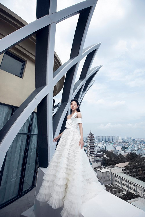 Hoa hậu Lương Thùy Linh vừa tung bộ ảnh mới, khởi đầu cho các hoạt động sau đợt giãn cách xã hội.