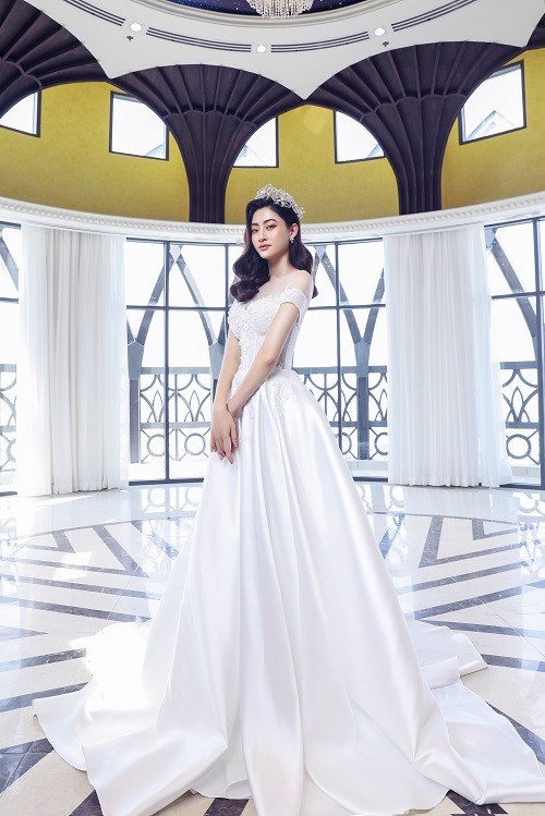 Hoa hậu Lương Thùy Linh xinh đẹp khi diện mẫu váy cưới.