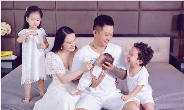 Sau 6 năm làm đám cưới, gia đình Tuấn Hưng đã có 3 thiên thần nhỏ. Bé Su Hào chào đời vào tháng 10/2014. Tháng 3/2017, vợ nam ca sĩ sinh con gái thứ 2, đặt tên là bé Son.