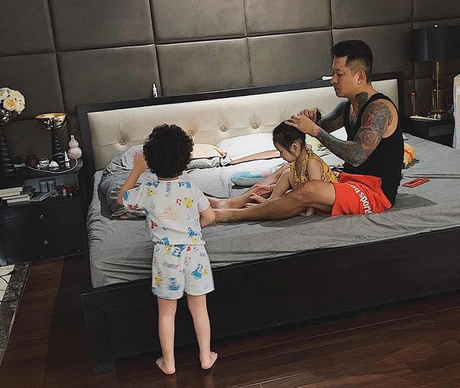 Là người bộc trực, nóng tính có thể nổi đóa bất cứ lúc nào nếu gặp chuyện bất bình, thế nhưng Tuấn Hưng cũng là người sống rất tình cảm. Hình ảnh anh buộc tóc cho cô công chúa khiến nhiều người phải thốt lên đây mới là "ông bố quốc dân".