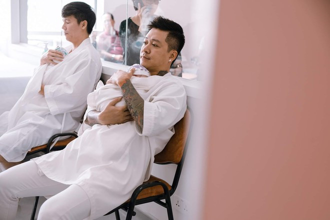 Bé Sâm - con trai út của Tuấn Hưng và Thu Hương sinh ngày 5/8/2019. Khoảnh khắc Tuấn Hưng ôm cậu con trai nhỏ mới chào đời khiến nhiều người cảm thấy ấm áp.
