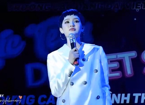 Ro nghi van Hien Ho hat nhep, buong micro vi... bat cuoi