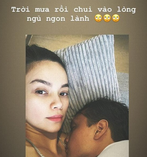 Khép lại nhiều cuộc tình sóng gió, Hồ Ngọc Hà giờ đây tận hưởng cuộc sống hạnh phúc bên Kim Lý, chuẩn bị đón con gái chào đời. Mới đây, "nữ hoàng giải trí" gây chú ý khi công khai khoảnh khắc "giường chiếu" với người tình Việt kiều. Trong ảnh, nam diễn viên ngủ ngon lành trong vòng tay bạn gái. Giây phút mặn nồng chiều mưa của cặp tình nhân khiến không ít người phải ghen tỵ.