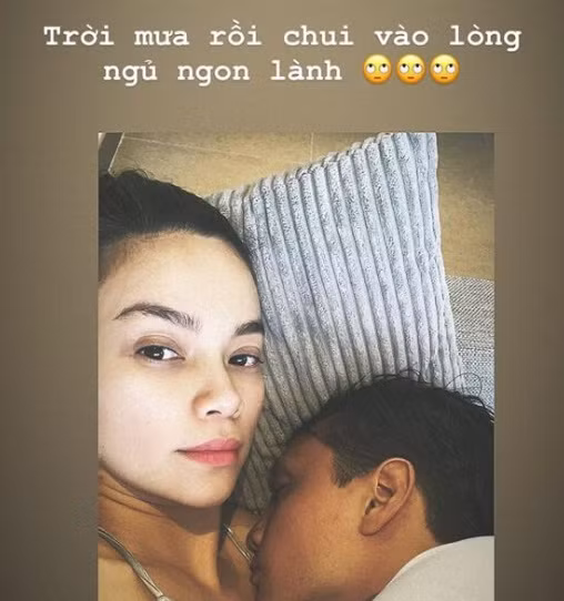 Khép lại nhiều cuộc tình sóng gió, Hồ Ngọc Hà giờ đây tận hưởng cuộc sống hạnh phúc bên Kim Lý, chuẩn bị đón con gái chào đời. Mới đây, "nữ hoàng giải trí" gây chú ý khi công khai khoảnh khắc "giường chiếu" với người tình Việt kiều. Trong ảnh, nam diễn viên ngủ ngon lành trong vòng tay bạn gái. Giây phút mặn nồng chiều mưa của cặp tình nhân khiến không ít người phải ghen tỵ.