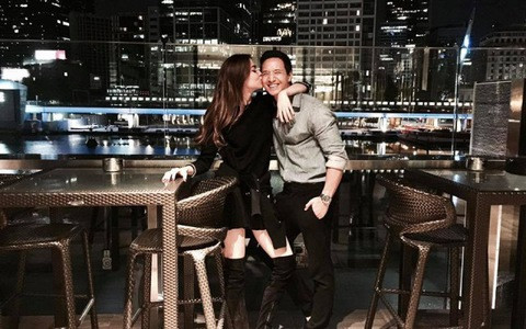 Ngày 13/10/2017, trong dịp sinh nhật Kim Lý, "nữ hoàng giải trí" khoe ảnh ôm hôn nam diễn viên. Đây là khoảnh khắc mặn nồng đầu tiên ở đời thường của cả hai sau khi vướng thông tin yêu đương. Về phía mình, Kim Lý đáp lại ngọt ngào: "Anh yêu em rất nhiều". Đây được xem là tuyên bố chính thức của cặp đôi trước những lời đồn đoán.
