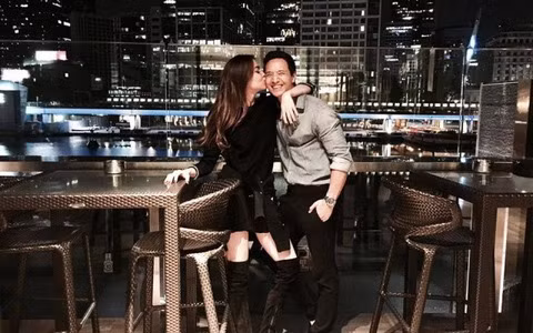 Ngày 13/10/2017, trong dịp sinh nhật Kim Lý, "nữ hoàng giải trí" khoe ảnh ôm hôn nam diễn viên. Đây là khoảnh khắc mặn nồng đầu tiên ở đời thường của cả hai sau khi vướng thông tin yêu đương. Về phía mình, Kim Lý đáp lại ngọt ngào: "Anh yêu em rất nhiều". Đây được xem là tuyên bố chính thức của cặp đôi trước những lời đồn đoán.