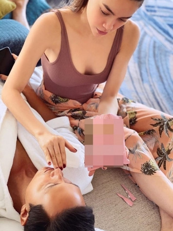 Chăm sóc nhau mùi mẫn, cùng làm đẹp giữ gìn nhan sắc.