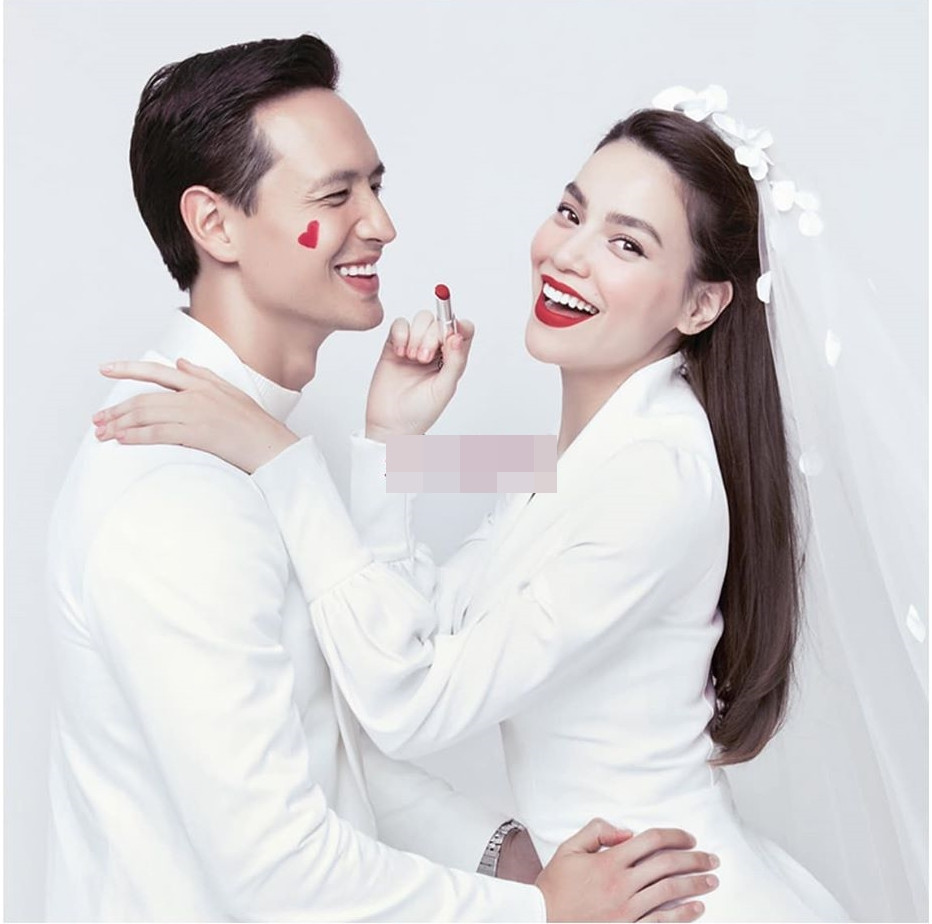 Không chỉ trong cuộc sống, Hồ Ngọc Hà cũng được bạn trai đồng hành, ủng hộ trong công việc. Nữ ca sĩ tự nhủ: "Hãy yêu người làm nhòe son môi, đừng yêu người làm nhòe mascara của bạn".