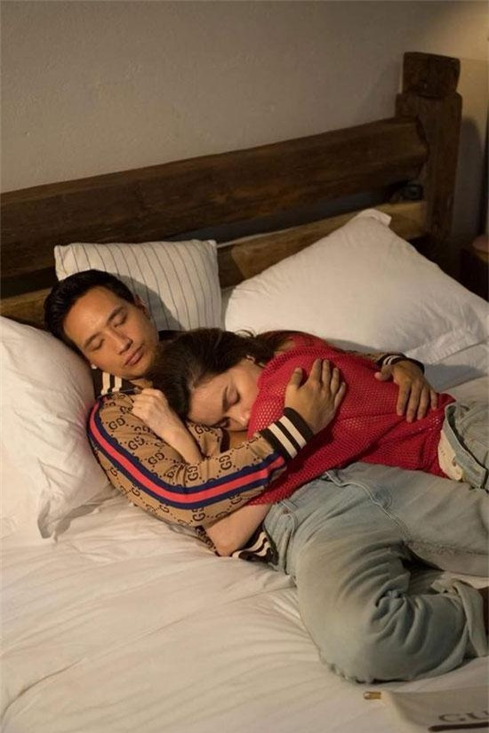 Từ khi công khai mối quan hệ, cặp tình nhân luôn kè kè bên nhau. Không chỉ những bức ảnh chụp vội đời thường, Kim Lý - Hồ Ngọc Hà cũng thoải mái thể hiện tình cảm qua từng thước hình tạp chí.