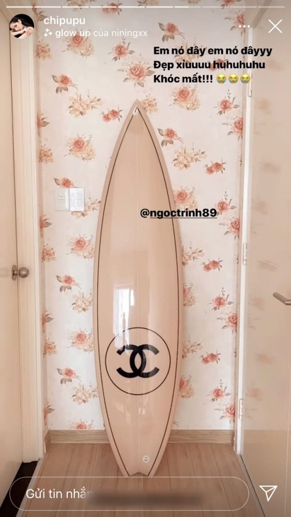 Khi hàng về, Chi Pu đã tag đàn chị vào xem và còn bày tỏ rõ sự thích thú khi ôm chiếc ván trượt đi ngủ.