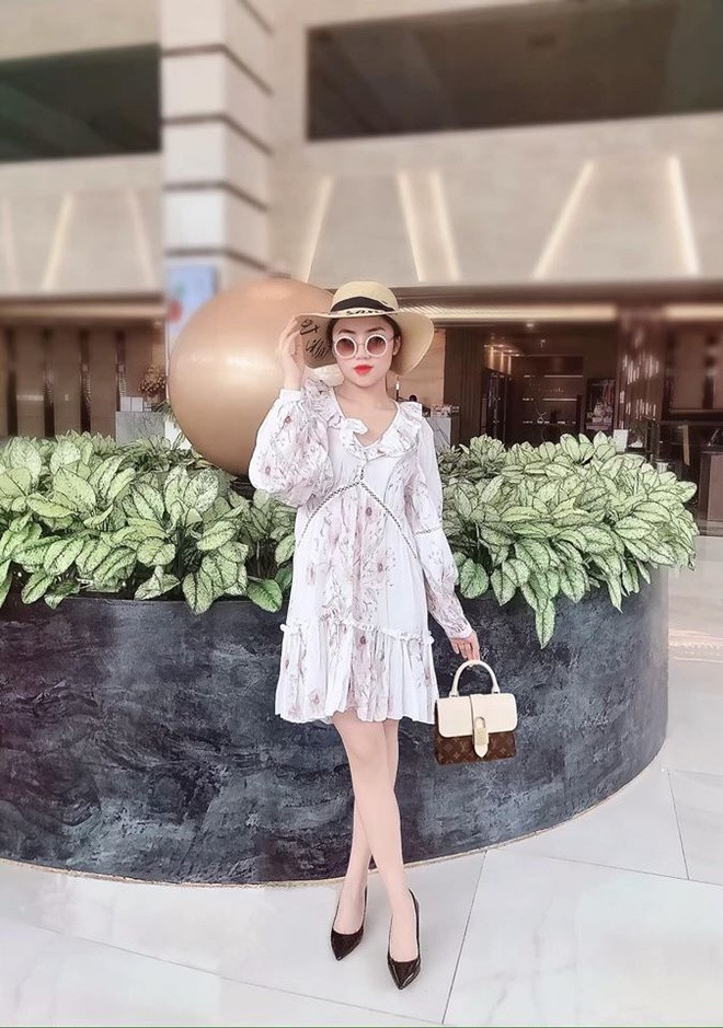 10 năm sau, con gái của nghệ sĩ Châu Thanh dồn toàn bộ số tiền dành dụm được để ra mắt MV đầu tay. Ở tuổi 24, cô sở hữu vẻ ngoài ưa nhìn và gương mặt sắc sảo.