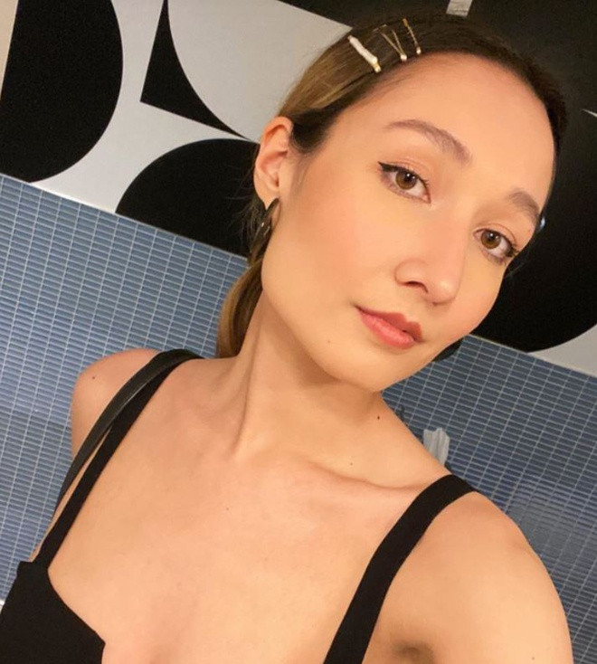 Bên cạnh tài năng về âm nhạc, Ana Trương còn sở hữu vẻ đẹp lai Tây với chiều cao ấn tượng, sống mũi cao, nét mặt thanh tú.