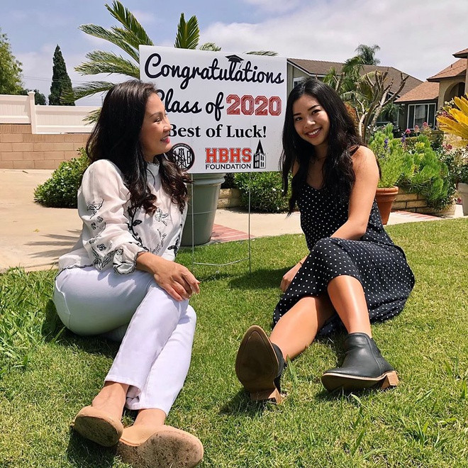 Ở nhà, Minh Châu được mẹ và người thân gọi bằng tên Tí Tẹo. Cô bé thừa hưởng những nét đẹp của cha lẫn mẹ với khuôn mặt sáng, nụ cười tươi tắn và đôi mắt to tròn.