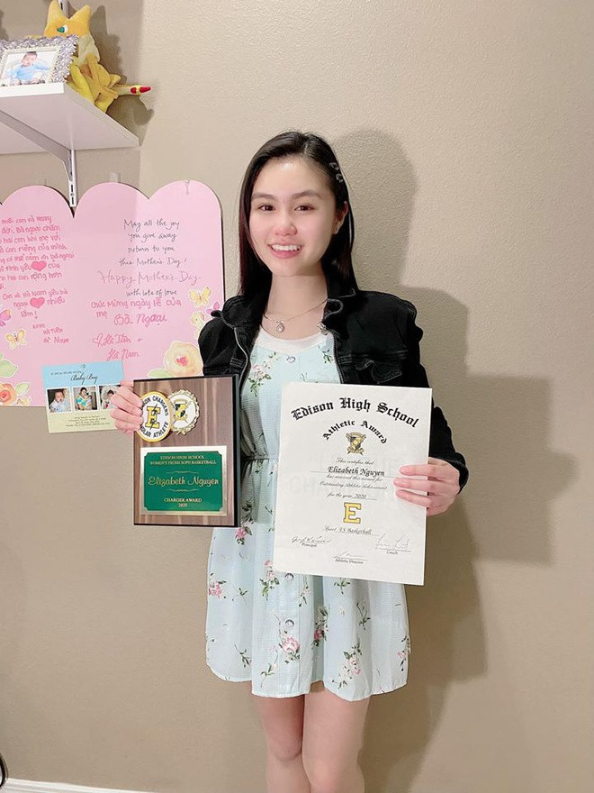 Ở xứ cờ hoa, Hà Tiên được mẹ dạy tiếng Việt. Cô cũng yêu thích dòng nhạc dân ca do thừa hưởng từ truyền thống gia đình. Nghệ sĩ cải lương từng đưa con gái về Việt Nam biểu diễn.