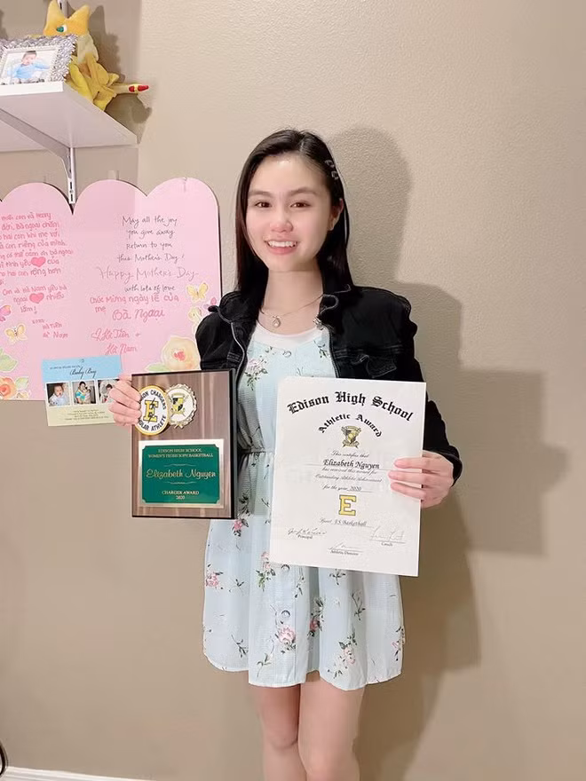 Ở xứ cờ hoa, Hà Tiên được mẹ dạy tiếng Việt. Cô cũng yêu thích dòng nhạc dân ca do thừa hưởng từ truyền thống gia đình. Nghệ sĩ cải lương từng đưa con gái về Việt Nam biểu diễn.