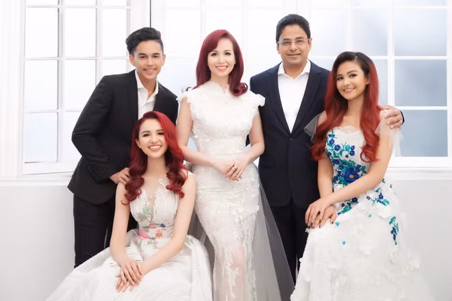 Diệu Ly: Con gái thứ 2 của Hoa hậu Diệu Hoa vừa tốt nghiệp loại xuất sắc chuyên ngành marketing, truyền thông Đại học New York (Mỹ). Diệu Ly có vẻ ngoài xinh đẹp, chiều cao nổi bật. Chia sẻ với Zing, Diệu Hoa cho biết cô dạy các con theo phương pháp tự lập.