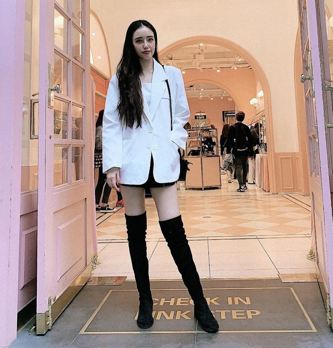 Khác với cô chị chuộng phong cách thời trang thanh lịch, nữ tính, Ngọc Phượng thử nghiệm nhiều style khác nhau, không đóng khung mình vào hình ảnh nhất định. Do có chiều cao 1,78 m, cô gái 27 tuổi chuộng diện trang phục khoe chân dài, eo thon.