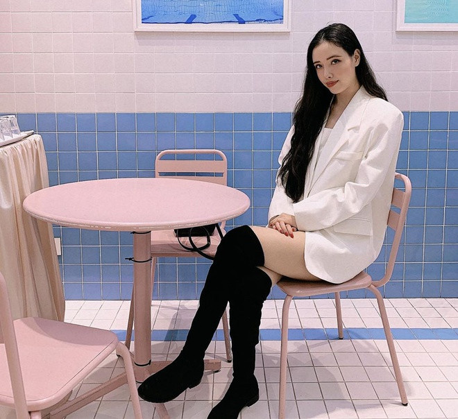 Ngày trước, Ngọc Phượng luôn bị nói nhan sắc không mặn mà bằng chị gái, chỉ là "hơi xinh". Dần dần, theo thời gian, phong cách thời trang của 9X cũng dần thay đổi theo hướng hiện đại.