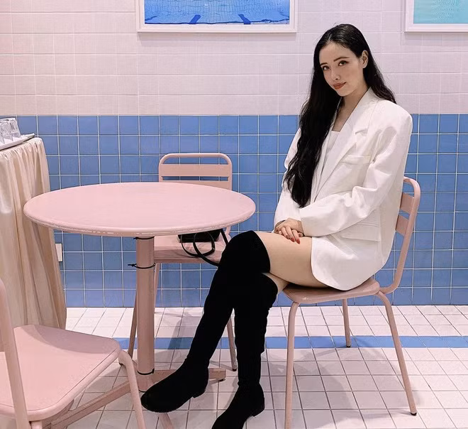 Ngày trước, Ngọc Phượng luôn bị nói nhan sắc không mặn mà bằng chị gái, chỉ là "hơi xinh". Dần dần, theo thời gian, phong cách thời trang của 9X cũng dần thay đổi theo hướng hiện đại.