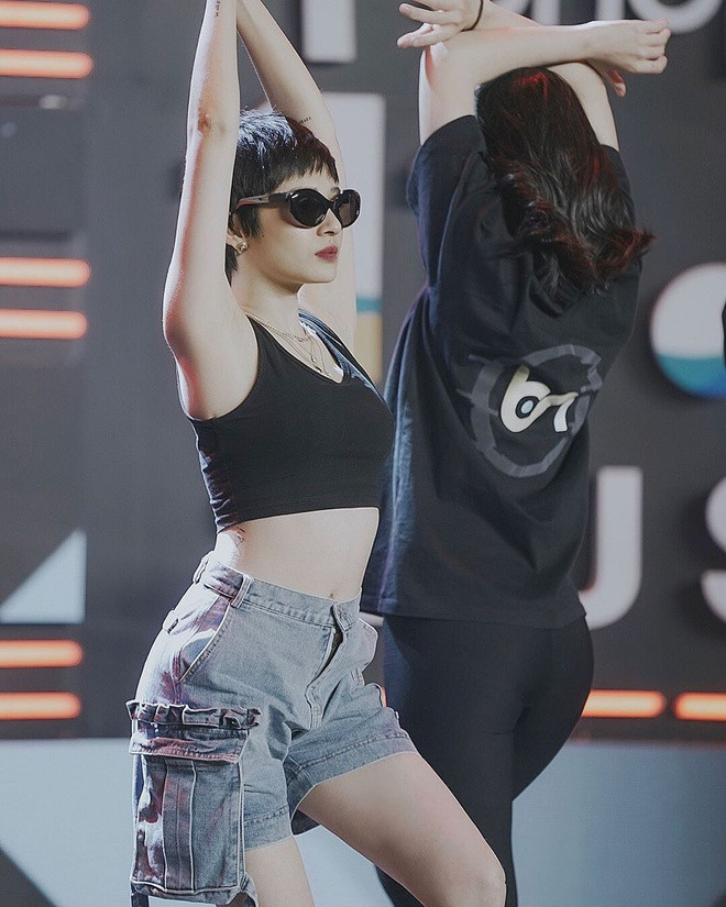 "Thích gì làm đó. Hãy sống sao để ngày mai dù có xảy ra chuyện gì cũng không hối tiếc", giọng ca 28 tuổi chia sẻ quan điểm trên trang cá nhân.