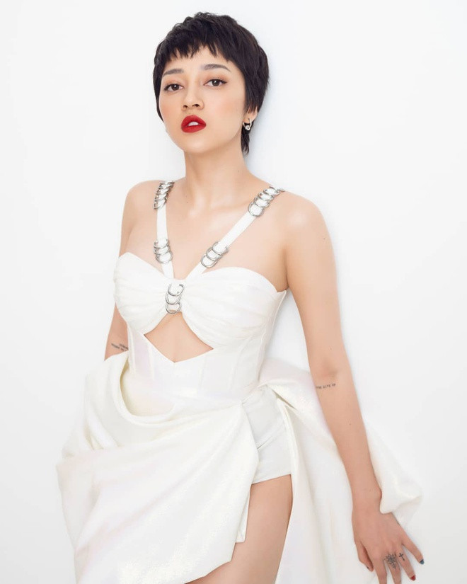 Kiểu dáng áo corset siết chặt vòng 2 và nâng vòng một cũng được Bảo Anh ưu ái.