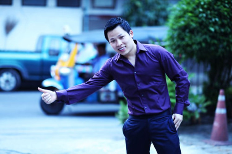 Khắc Tiệp theo học một khóa người mẫu thời trang nhưng khi tốt nghiệp lại không theo nghề mà trở lại làm bồi bàn. Ảnh: Đang yêu