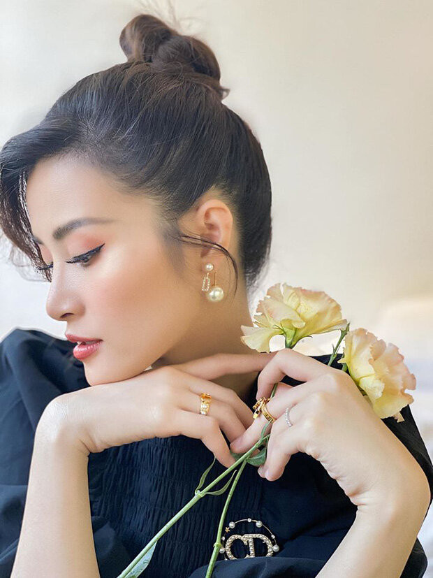 “Bầu mà nhìn chị dễ thương quá!”, “Đẹp quá Chị bầu ơi!”, “Mẹ bầu xinh toá đi ạ! Chúc chị và baby luôn khỏe mạnh nha”, “Đẹp quá chị ơi! Chúc chị có 1 thai kỳ khoẻ mạnh ạ!”,… là những bình luận của người hâm mộ.