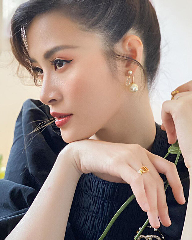 Chỉ sau vài phút đăng tải, loạt khoảnh khắc của bà xã Ông Cao Thắng nhanh chóng thu hút sự chú ý của người hâm mộ. Với hàng chục ngàn lượt yêu thích, bình luận và chia sẻ. Ai nấy đều dành lời khen cho Đông Nhi khi dù tăng cân rõ rệt, thế nhưng giọng ca Ta là của nhau vẫn giữ được phong độ xuất sắc với vẻ ngoài tươi tắn và xinh đẹp vốn có.