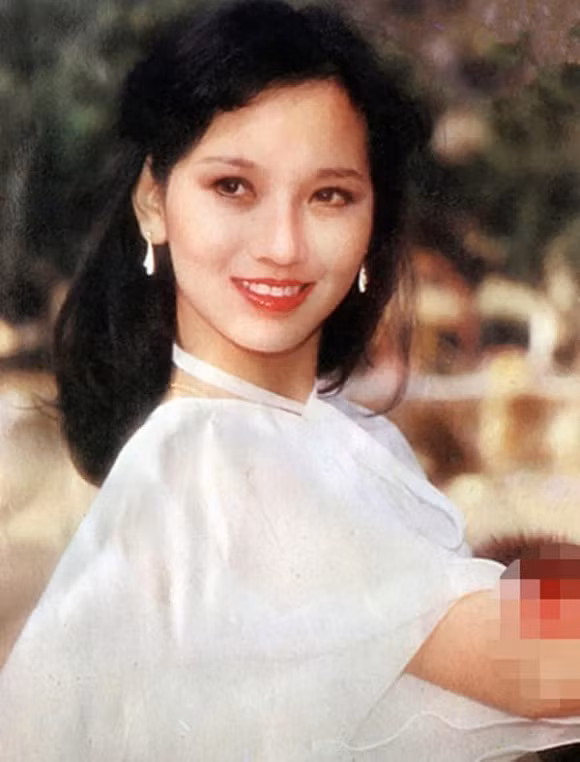 Sở hữu dáng người mảnh mai, khuôn mặt nhỏ nhắn, dịu dàng, cô là gương mặt hot khi tham gia phim cổ trang như vai diễn Chu Chỉ Nhược trong Ỷ thiên đồ long ký (1978), Tô Dung Dung trong Sở Lưu Hương (1979), Phùng Trình Trình trong Bến Thượng Hải (1980)...