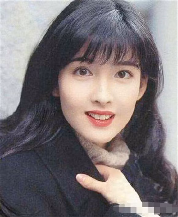 Châu Huệ Mẫn sinh năm 1967 là ngọc nữ Hong Kong nổi tiếng vào thập niên 1980, 1990.